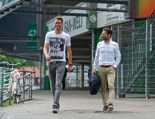 Jiří Pavlenka (vlevo) s Viktorem Kolářem opouští stadión v Brémách.