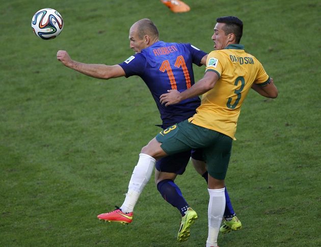 Nizozemský špílmachr Arjen Robben (vlevo) v souboji s Jasonem Davidsonem z Austrálie.