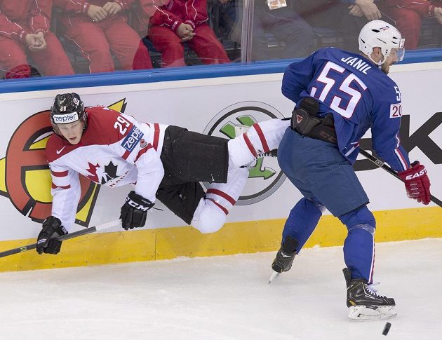 Kanadský talent Nathan MacKinnon (vlevo) padá po zákroku Jonathana Janila z Francie.