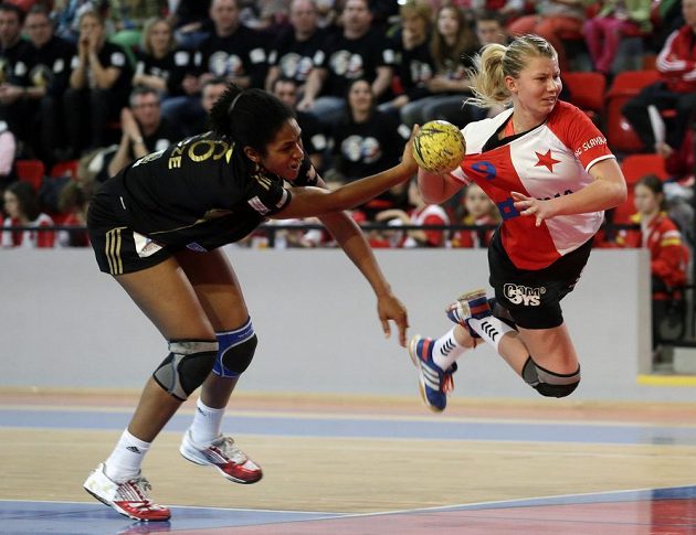 Kamila Kordovská z DHC Slavia Praha (v bílo-červeném) a Anne-Sophie Kpozéová z Issy Paříž v odvetném čtvrtfinálovém zápase Challenge Cupu.