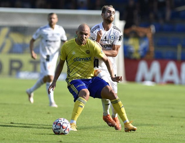 Zleva Marek Hlinka ze Zlína a Pablo González z Olomouce v utkání 5. kola Fortuna ligy.
