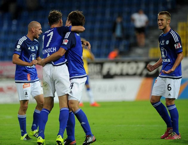Radost hráčů Olomouce z vyrovnávací branky na 2:2 v prodloužení na hřišti Teplic.