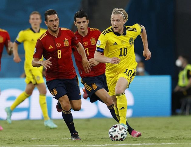 Emil Forsberg in a duel with Kok 