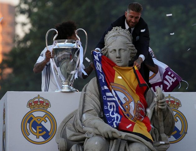 Kapitán Realu Madrid Sergio Ramos a Marcelo (vlevo) slaví triumf v Lize mistrů na náměstí Cibeles.