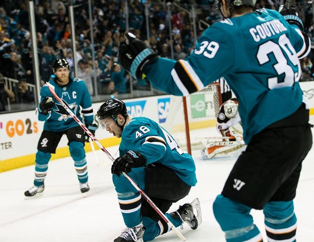 Český útočník Tomáš Hertl se raduje, vstřelil postupový gól svého týmu San Jose Sharks do druhého kola play off.