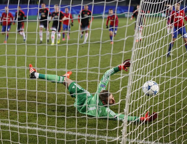 Na střelu Seydoua Doumbii z CSKA Moskva brankář Manchesteru United David de Gea nedosáhl.