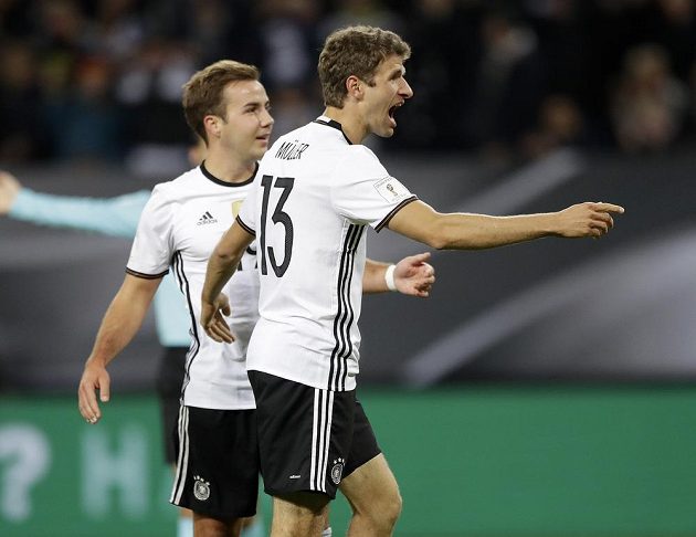 Němec Thomas Müller (vpravo) poté, co otevřel skóre utkání s českým týmem.