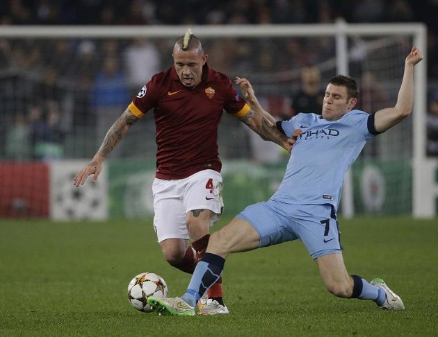 Radja Nainggolan (vlevo) z AS Řím se snaží udržet míč před záložníkem Manchesteru City Jamesem Milnerem.