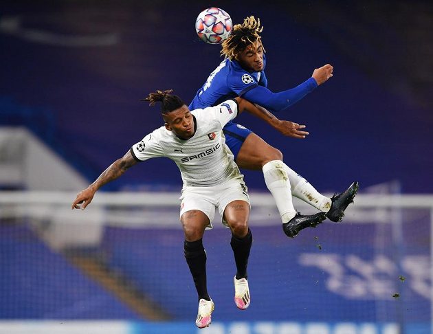 V hlavičkovém souboji Reece James (vpravo) z Chelsea a Dalbert ze Stade Rennes.