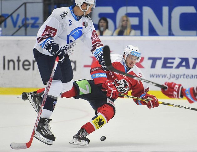 Michal Houdek z Plzně v souboji s padajícím Martinem Látalem z Pardubic během utkání extraligy.
