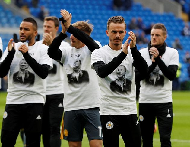 Fotbalisté Leicesteru si před zápasem v Cardiffu oblékli na počest tragicky zesnulého majitele klubu speciální trička.