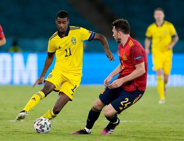 Alexander Isak (left) looks for a way to the goal of Spain