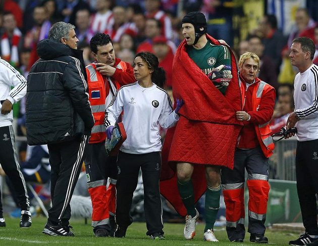 Petr Čech před zraky kouče Joseho Mourinha a v doprovodu lékařky Evy Carneirové.