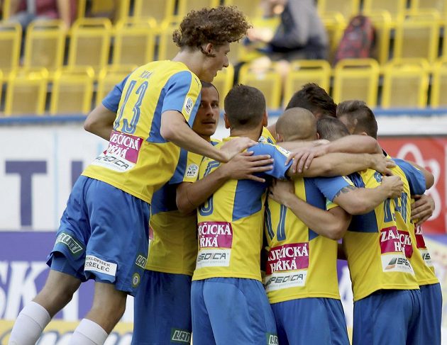 Radost teplických hráčů po vstřeleném gólu. Teplice v 5. kole první fotbalové ligy vyhrály nad Jihlavou nakonec 3:1.