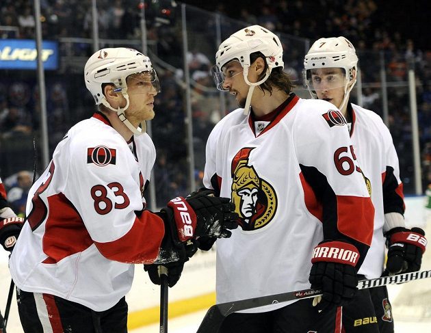 Obránce Ottawy Erik Karlsson (uprostřed) gratuluje Aleši Hemskému ke vstřelení gólu proti New Yorku Islanders. Vpravo sleduje oba borce obránce Senators Kyle Turris.