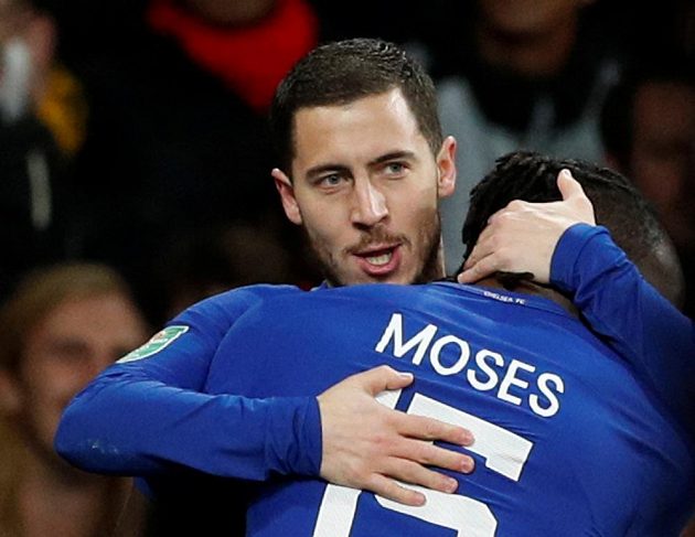 Eden Hazard z Chelsea přijímá gratulace od spoluhráče Victora Mosese poté, co otevřel skóre.