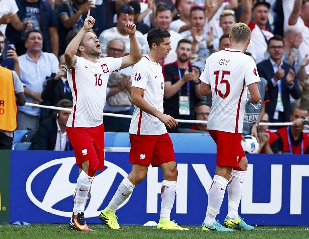 Polští fotbalisté Jakub Blaszczykowski (vlevo), Robert Lewandowski a Kamil Glik po vedoucím gólu proti Ukrajině.