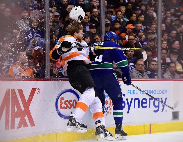 Obránce Vancouveru Alexander Edler narazil Jakuba Voráčka na hrazení s takovou vervou, až českému útočníkovi ve službách Philadelphie odlétla helma.