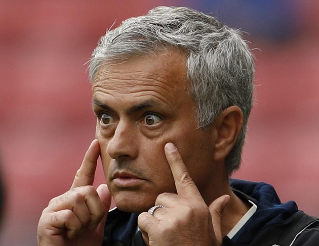 S vykulenýma očima sledoval José Mourinho některé akce svých nových svěřenců při zápasové premiéře na lavičce Manchesteru United na hřišti Wiganu.