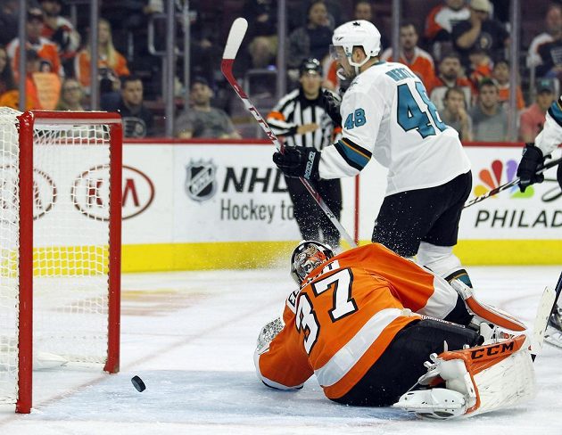 Tomáš Hertl ze San Jose těsně poté, co překonal brankáře Philadelphie Briana Elliotta.