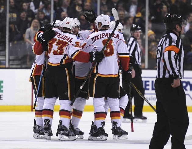 Jakub Nakládal (33) a další bek Calgary Jyrki Jokipakka (3) slaví gól českého hráče proti Bostonu.