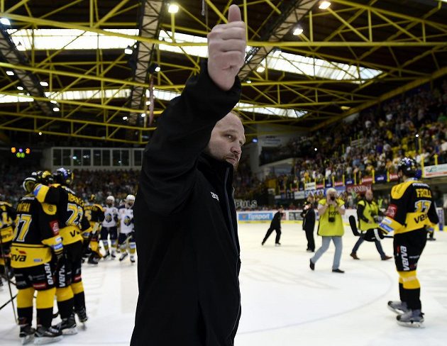 Trenér Litvínova Jiří Šlégr zdraví fanoušky po vítězném utkání. Litvínov se udržel v extralize.