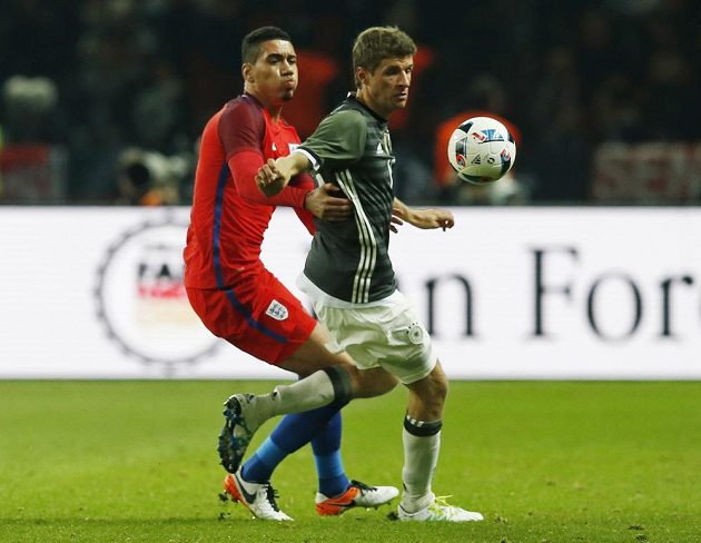 Německý útočník Thomas Müller (vpravo) v souboji o míč s Chrisem Smallingem z Anglie.
