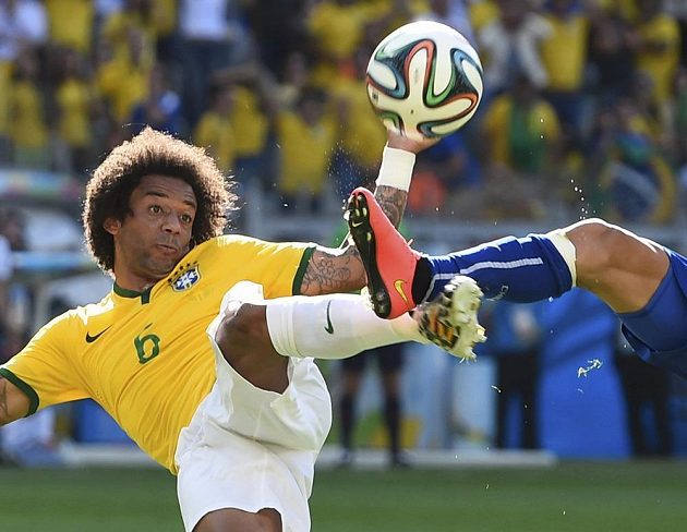 Brazilec Marcelo (vlevo) a Chilan Charles Aranguiz v souboji v osmifinále MS.