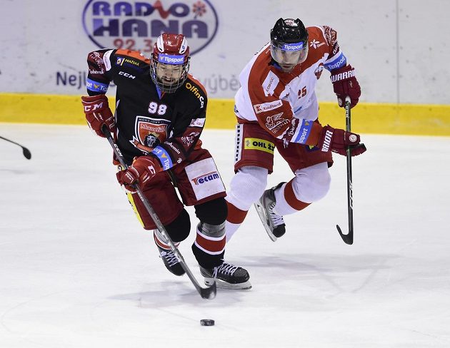 Zleva Radovan Pavlík z Hradce Králové a Zbyněk Irgl z Olomouce v akci během extraligového utkání.