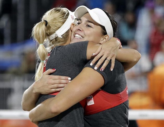 České plážové volejbalistky Barbora Hermannová (vlevo) a Markéta Sluková se radují po vítězném míči proti argentinské dvojici.