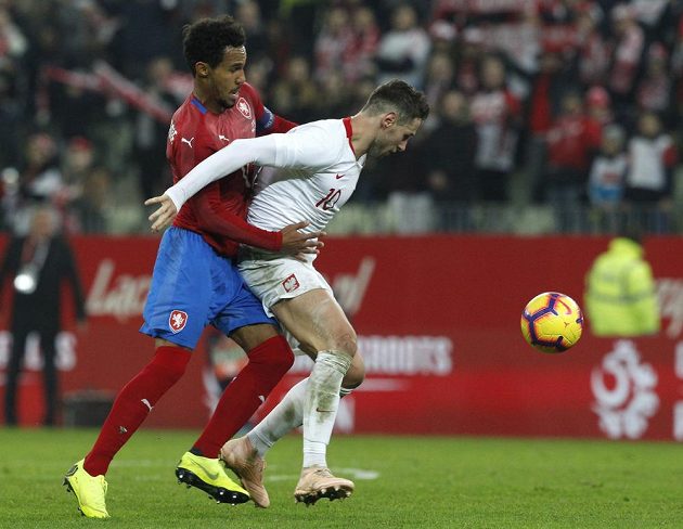 Český obránce Theodor Gebre Selassie (vlevo) brání Grzegorze Krychowiaka v přípravném utkání v Polsku.