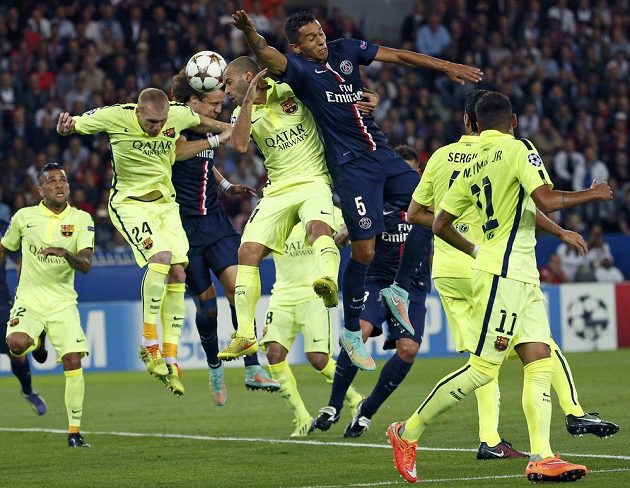 V tvrdém hlavičkovém souboji Marquinhos a střelec prvního gólu David Luiz z Paris St. Germain s hráči Barcelony.