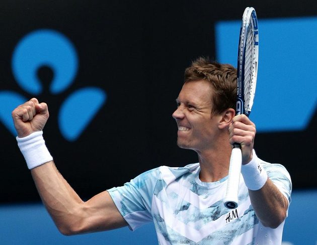 Český tenista Tomáš Berdych se raduje po proměněném mečbolu proti Rafaelu Nadalovi na Australian Open.