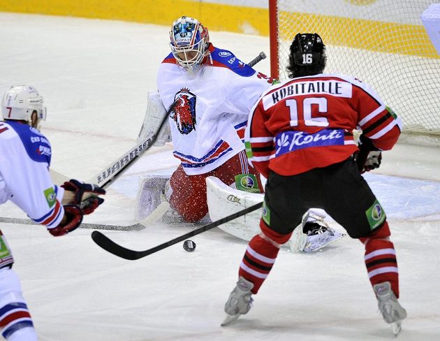 Brankář Lva Petri Vehanen a útočník Doněcku Randy Robitaille ve čtvrtém utkání čtvrtfinále play off KHL.