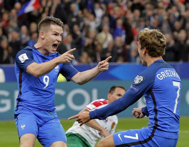Francouz Kevin Gameiro (vlevo) a Antoine Griezman se radují z gólu proti Bulharsku.