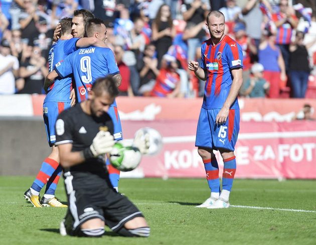 Vpravo spokojený útočník Michael Krmenčík z Viktorie Plzeň po vstřeleném gólu, vlevo vpředu gólman Dukly Filip Rada.