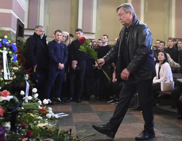 Ikona pardubického klubu Vladimír Martinec při posledním rozloučení s hokejovým brankářem a trenérem Adamem Svobodou.