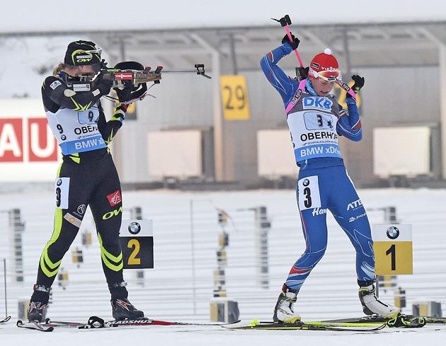 Česká biatlonistka Veronika Vitková (vpravo) a Francouzka Anais Bescondová při střelbě vstoje.