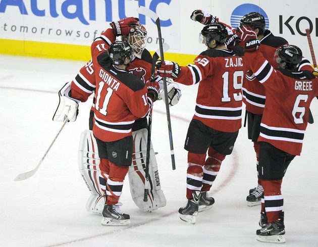 Hokejisté New Jersey slaví výhru nad Winnipegem. V samostatných nájezdech uspěli v NHL po roce a půl.