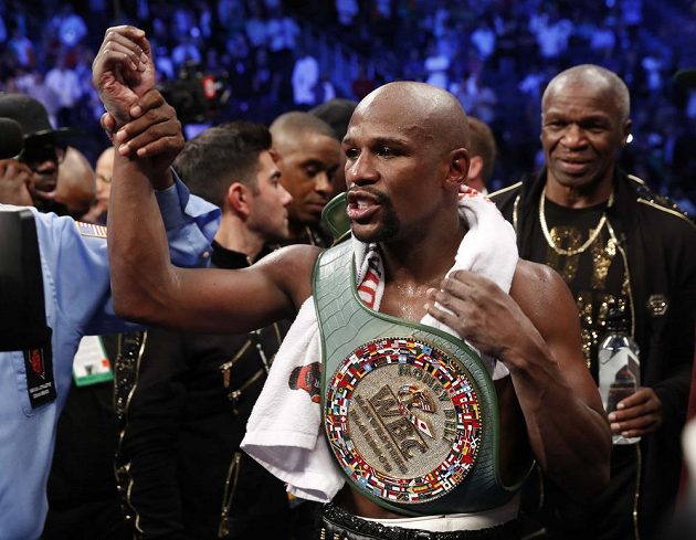 Floyd Mayweather vyhrál a získal pás, který je jedinečný. A to také svoji cenou, tu navýšily diamanty a zlato také.