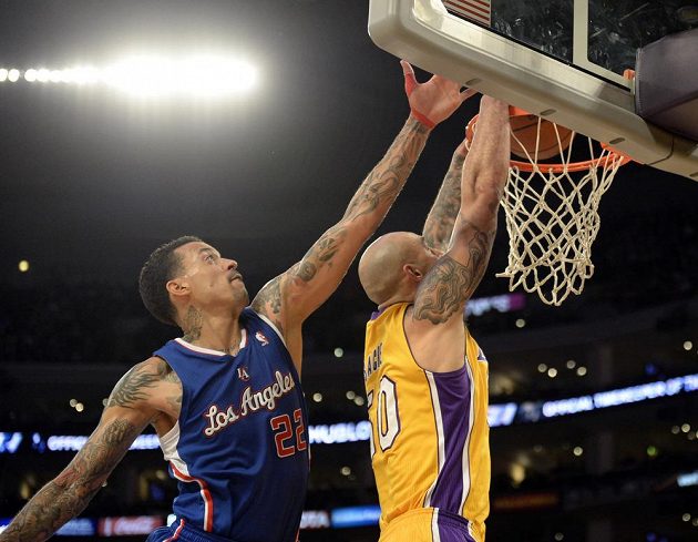 Útočník Los Angeles Clippers Matt Barnes (22) a Robert Sacre (50) z Los Angeles Lakers během čtvrtečního derby v NBA.