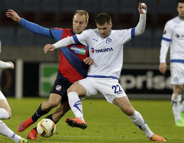 Plzeňský Daniel Kolář v souboji s Romanem Begunovem z Dinama Minsk v utkání Evropské ligy.