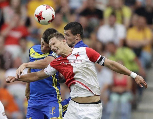 Slávistický snajpr Milan Škoda svádí vzdušný souboj s dvojicí bránících hráčů Borisova.