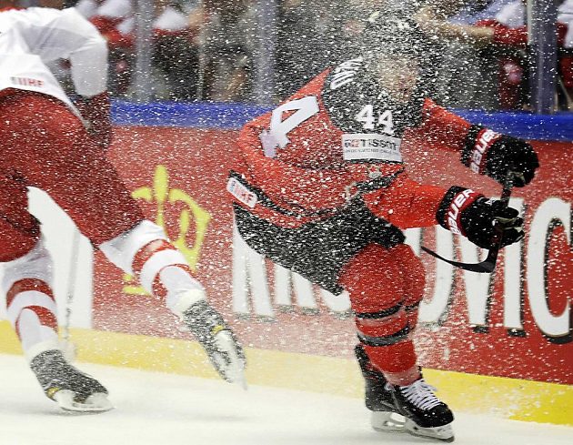 Kanadský hokejista Jean-Gabriel Pageau dostal během utkání s Dánskem ledovou sprchu.