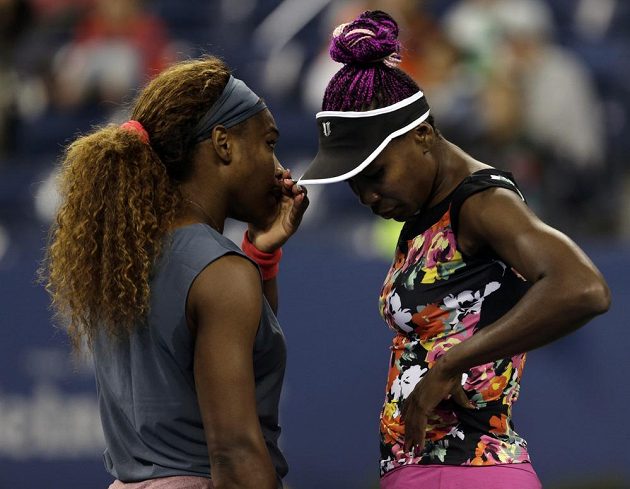 Sestry Serena a Venus Williamsovy smutní po prohře, která jim zatarasila cestu do finále deblu na US Open.