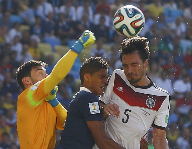 Francouzský brankář Hugo Lloris a jeho týmový kolega Raphael Varane (uprostřed) v souboji s Němcem Matsem Hummelsem.