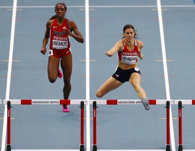 Zuzana Hejnová (vpravo) překonává překážku ve finálovém závodě na MS v Moskvě vedle Američanky Lashindy Demusové.