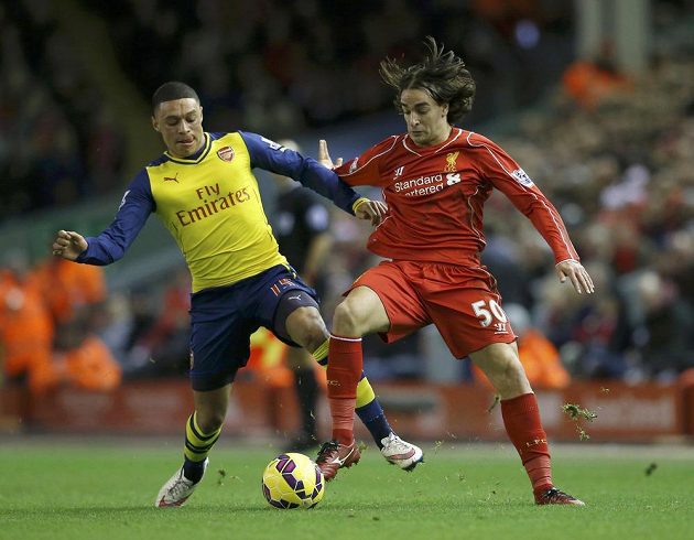 Záložník Arsenalu Alex Oxlade-Chamberlain (vlevo) se snaží oloupit o míč Lazara Markoviče z Liverpoolu.