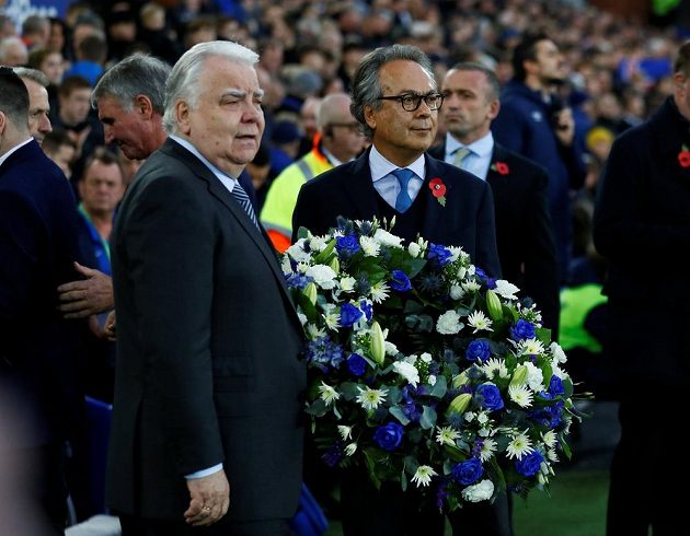 Tragická smrt majitele fotbalového Leicesteru zasáhla celou Premier League. Úctu mu vyjádřili i na zápase Everton-Brighton v liverpoolském Goodison Parku.