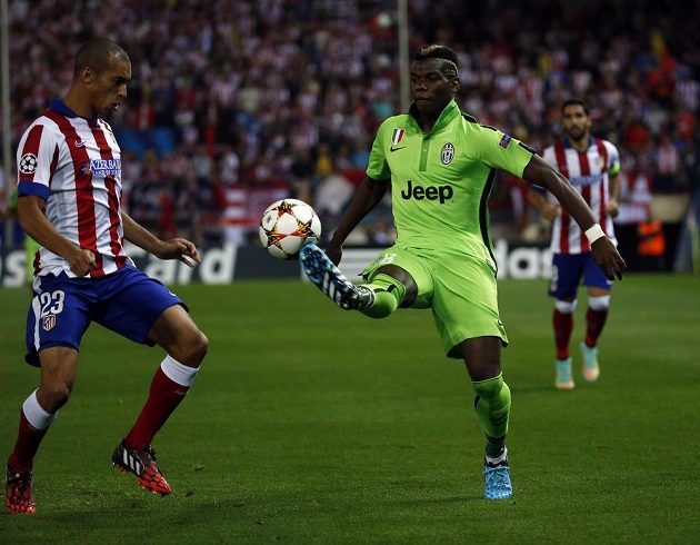 Stoper Atlétika Madrid Miranda (vlevo) a záložník Juventusu Paul Pogba v utkání 2. kola základních skupin Ligy mistrů.